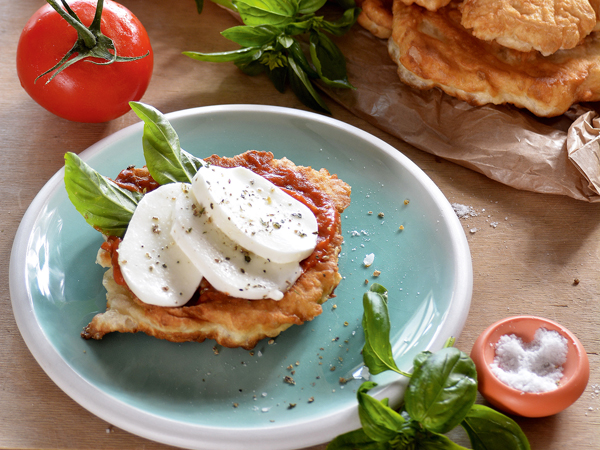 Mini lángos paradicsommal, mozzarellával