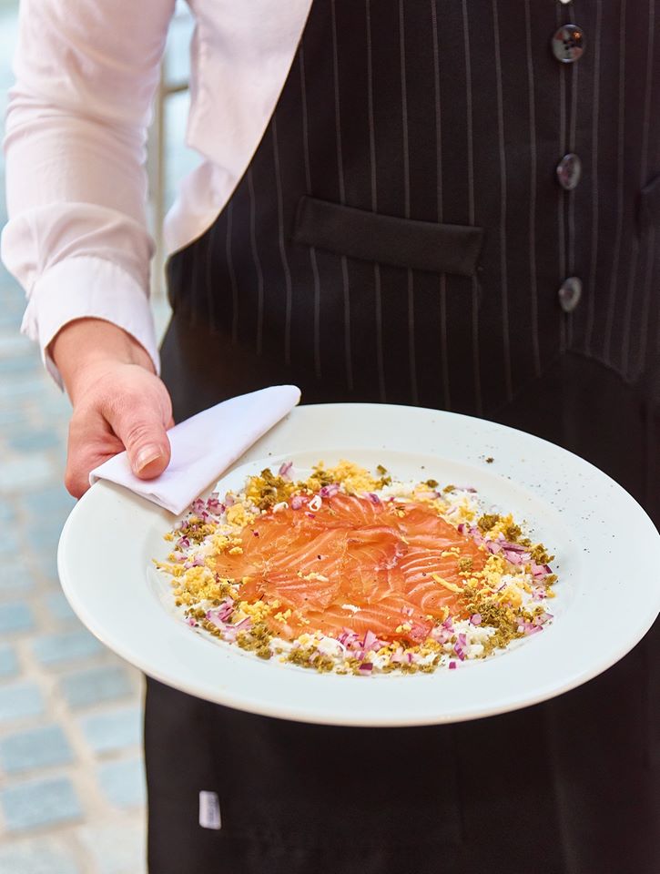 Házban pácolt kapros lazac carpaccio főtt tojással, lilahagymával, capri bogyóval és brióssal - Nők Lapja - Nők Lapja