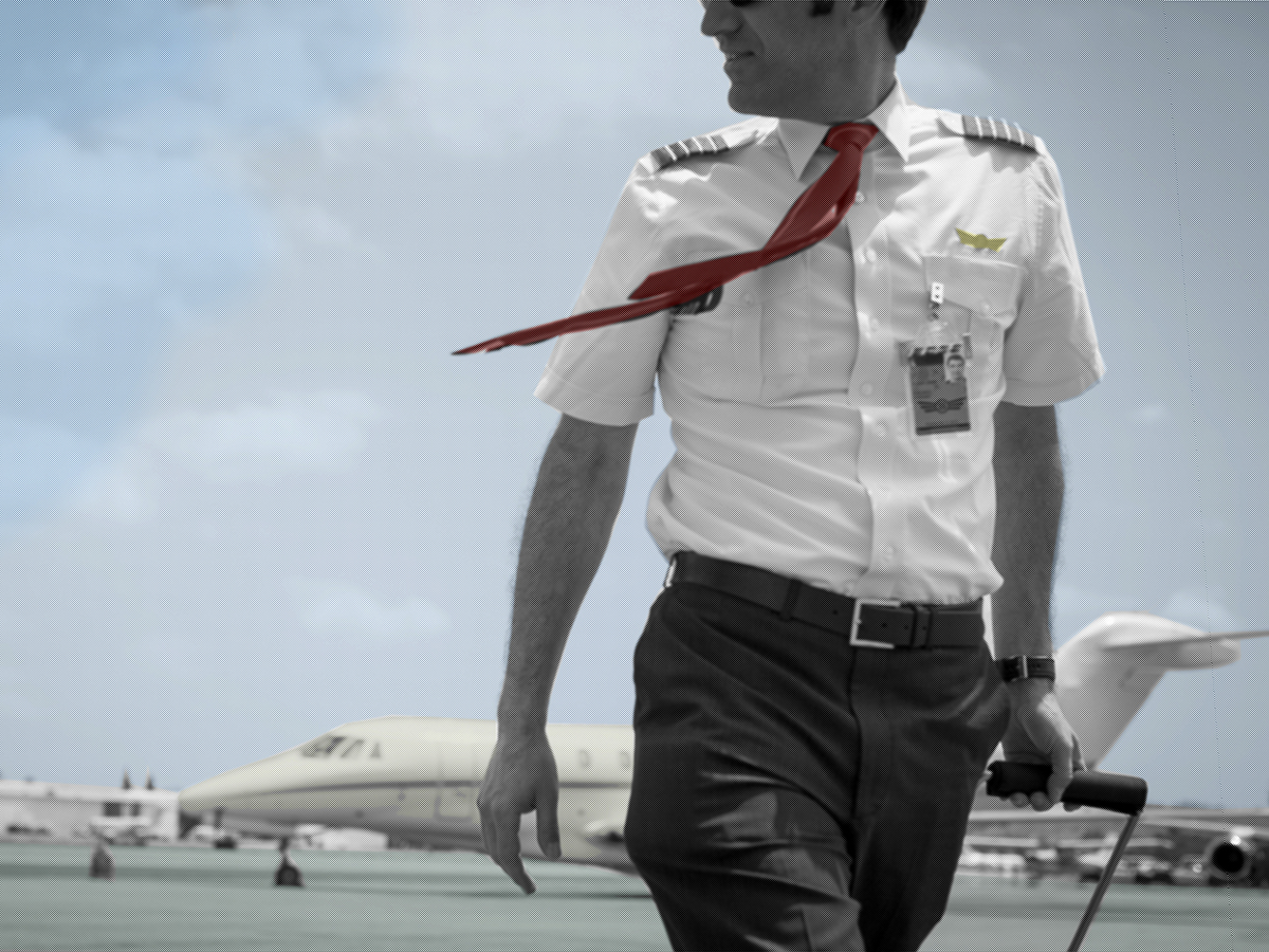 Black and white image of male private jet pilot arriving at airport - Nők Lapja