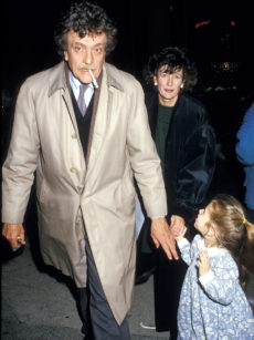 Kurt Vonnegut Jr. and Jill Krementz Sighting at F.A.O. Schwartz Toy Store in New York City - April 8, 1987 - Nők Lapja