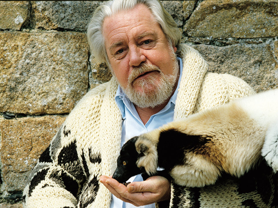 Gerald Durrell with Lemurs at Jersey Zoo (now Durrell Wildlife Conservation Trust) - Nők Lapja