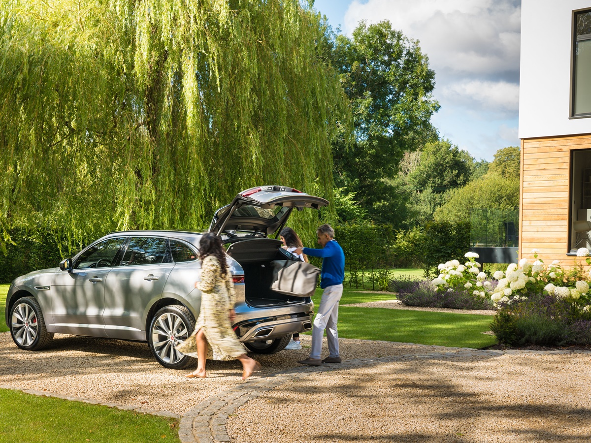 Jag_F-PACE_21MY_Flow_Motion_06_150920 - Nők Lapja