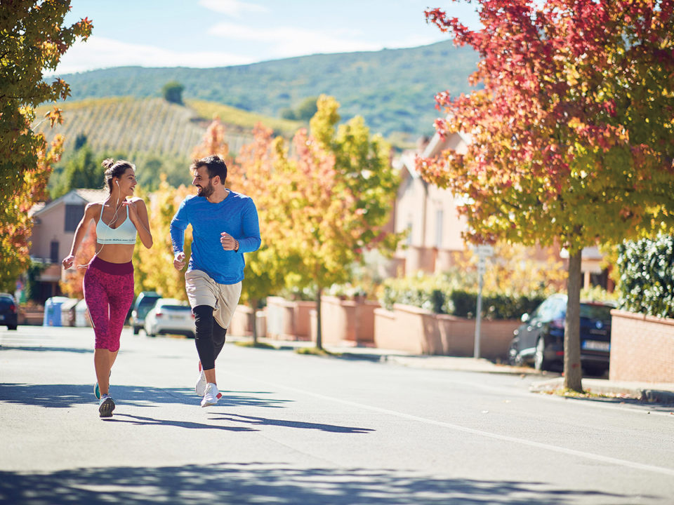 young caucasian couple jogging uphill in urban environment, ital - Nők Lapja