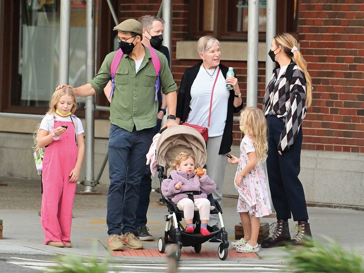*EXCLUSIVE* Girl dad, Ryan Reynolds carries daughter - Nők Lapja's My Little Pony Backpack during an early morning NYC outing with his mom, Tammy Reynolds, Blake Lively and their daughters! - Nők Lapja