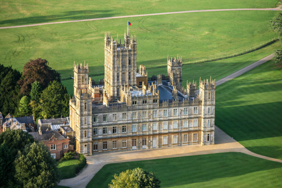 Aerial photograph of the Earl of Carnarvon's Highclere Castle, Hampshire - Nők Lapja