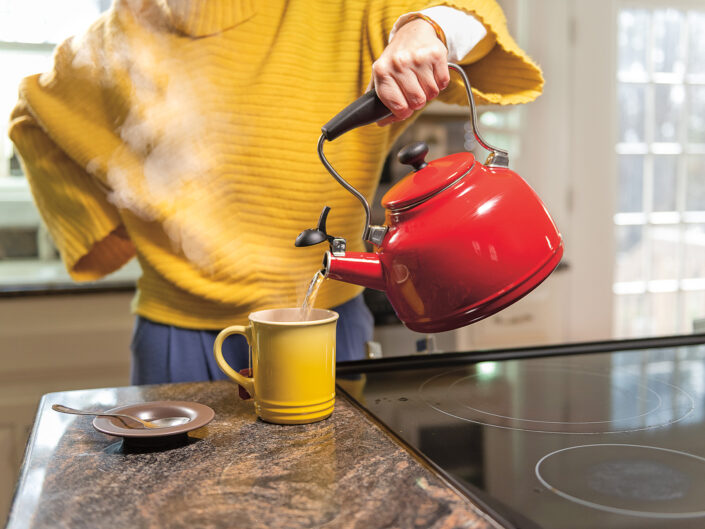Woman preparing a tea - Nők Lapja