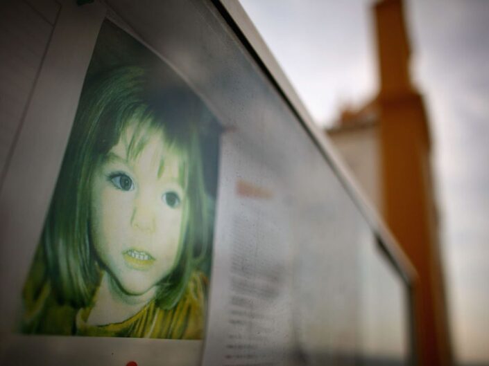 Madeleine McCann elhalványult fényképe egy templom hirdetőtábláján 2008. április 5-én a portugáliai Praia da Luzban. (Fotó: Jeff J Mitchell/Getty Images)