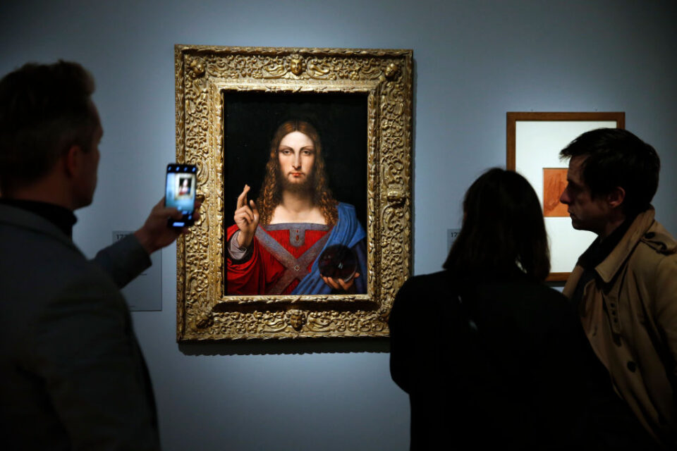 Látogatók nézik a Leonardo da Vinci iskola Salvator Mundi című festményét a Leonardo da Vinci című kiállítás sajtóbejárásán a Louvre múzeumban Párizsban 2019. október 22-én. A rendkívüli kiállítás a híres olasz művész halálának 500. évfordulója alkalmából kerül megrendezésre. (Fotó: Chesnot/Getty Images)