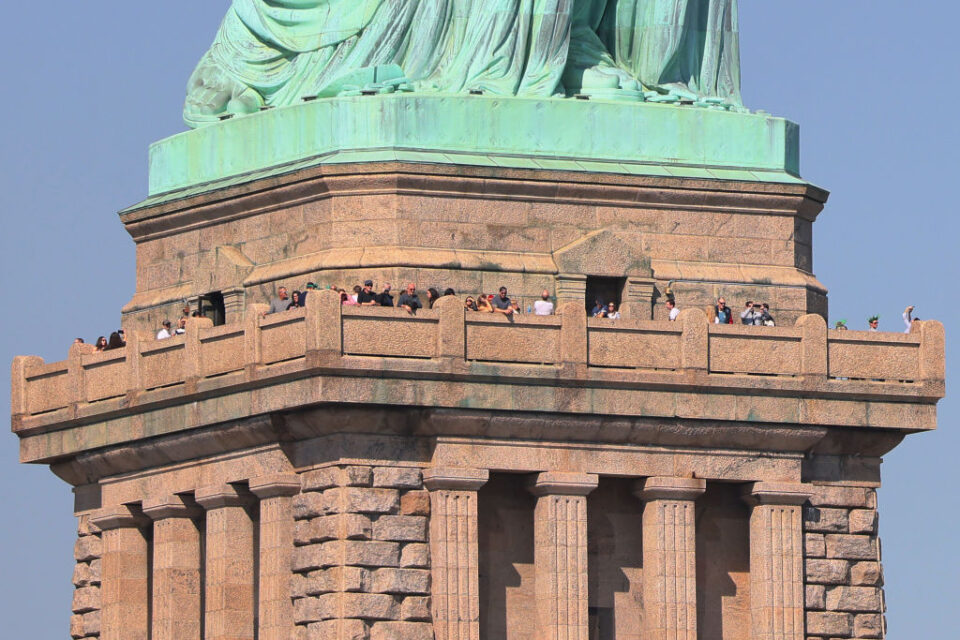 Lánc a New York-i Szabadság-szobor talapzatán (Fotó: Michael M. Santiago/Getty Images)