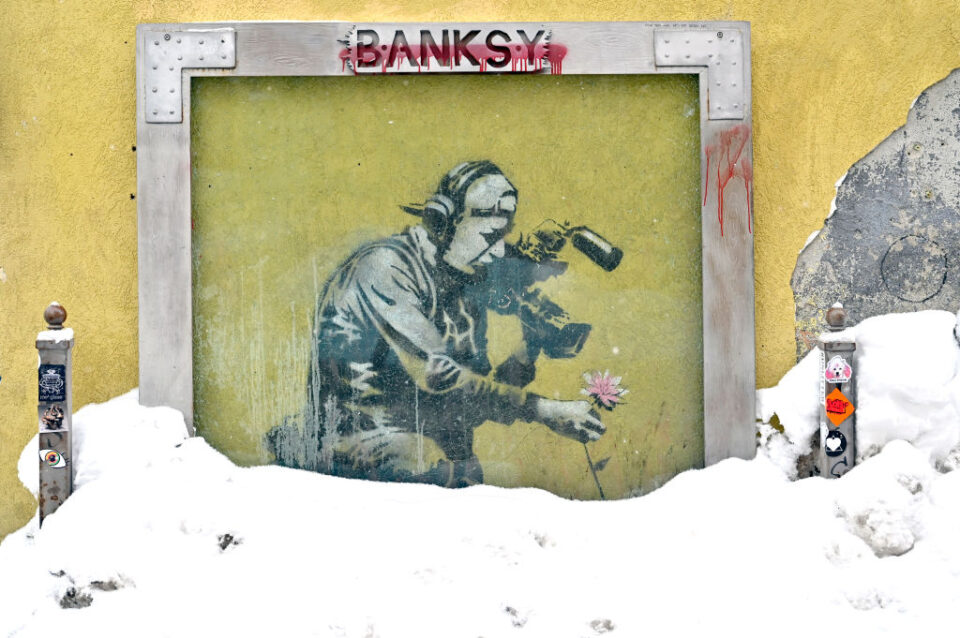 Banksy újabb műve tűnt fel a 2023-as Sundance Filmfesztiválon 2023. január 20-án a Utah állambeli Park Cityben. (Fotó: David Becker/Getty Images)