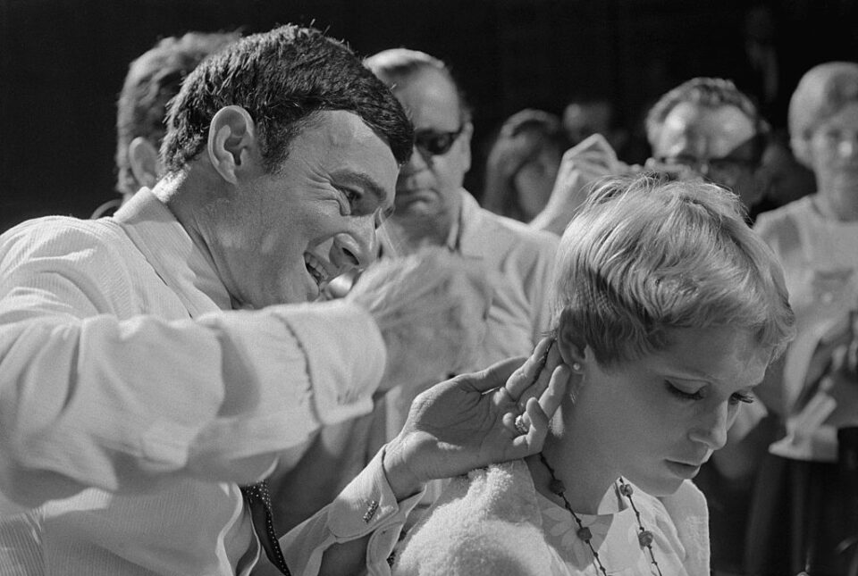 Vidal Sassoon éppen levágja Mis Farrow haját. (Fotó: Getty Images)