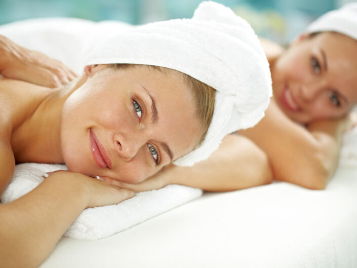 masszírozás közben pihenő nő, carbona medhotel hévíz