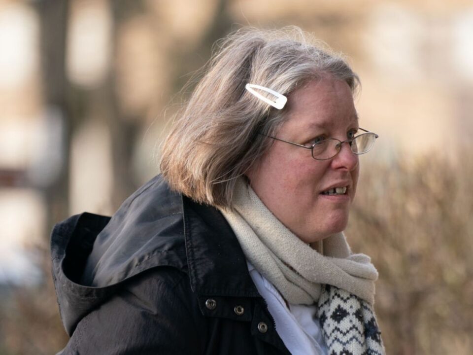A 49 éves Grey „ellenséges és agresszív módon” intett Celia Ward felé, aki egy szembejövő autó útjába esett Huntingdonban 2020. október 20-án.