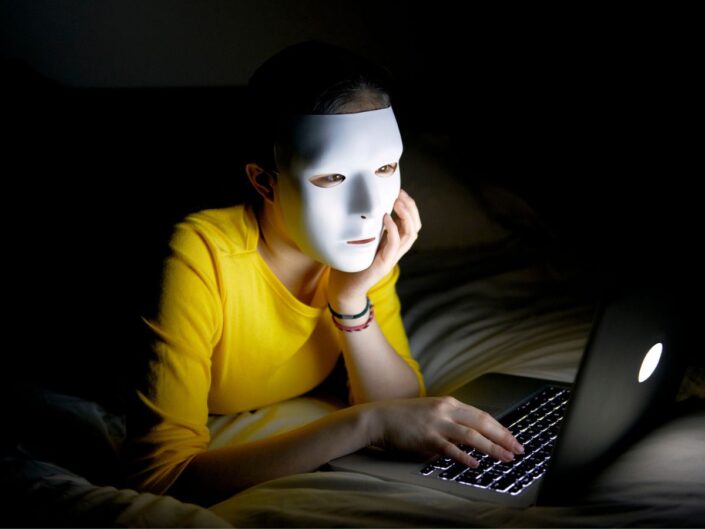 maszkos lány internetezik