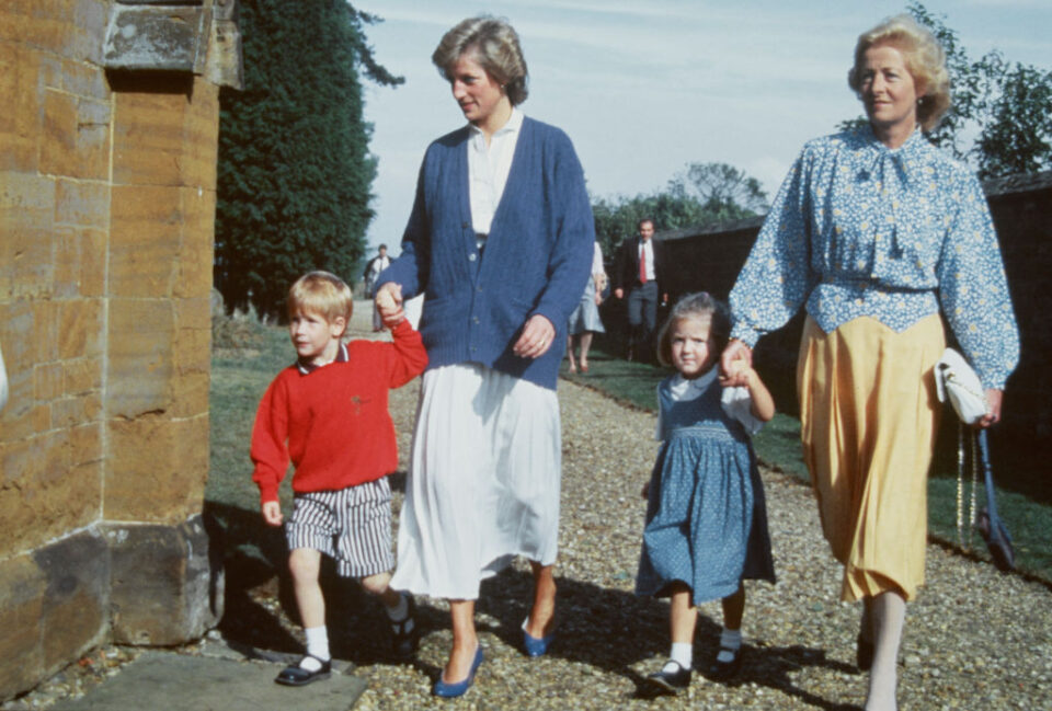 Diana, a kisgyerek Harry herceg, és Diana anyja, Frances 1989-ben.