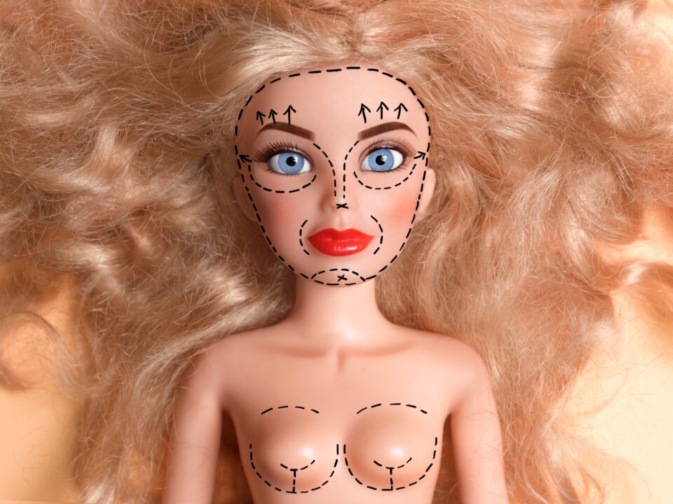 Doll marked up for plastic surgery - Nők Lapja eva-amurri-mutet-bullying