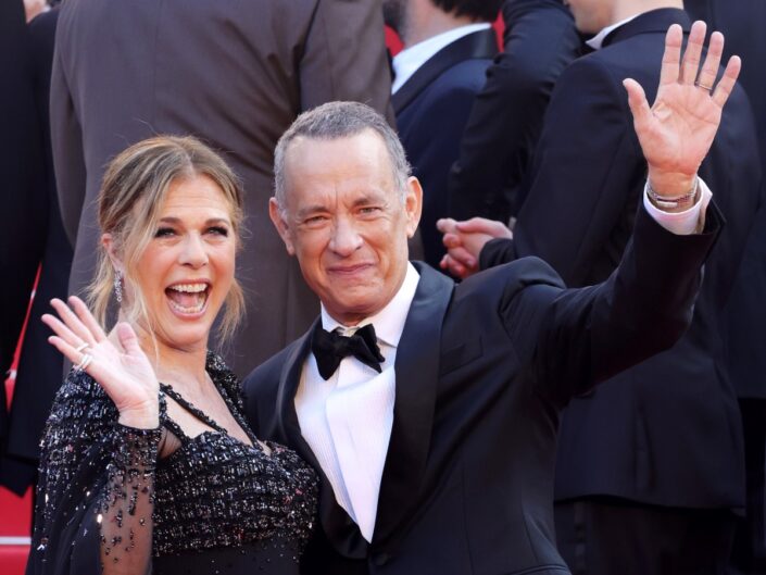 Rita Wilson és Tom Hanks a kamerának integet a 2023-mas Cannes-i FIlmfesztiválon