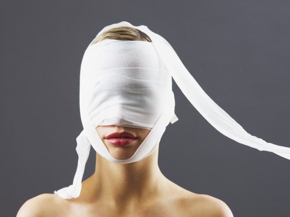 bekotott fej - Nők Lapja torokorszag-plasztikai-sebeszet-komplikacio