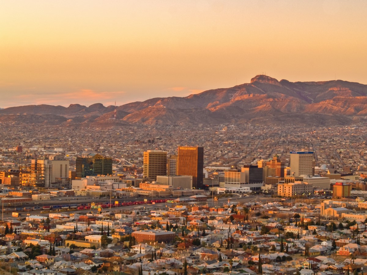 naplemente világítja be El Paso és Ciudad Juarez városát