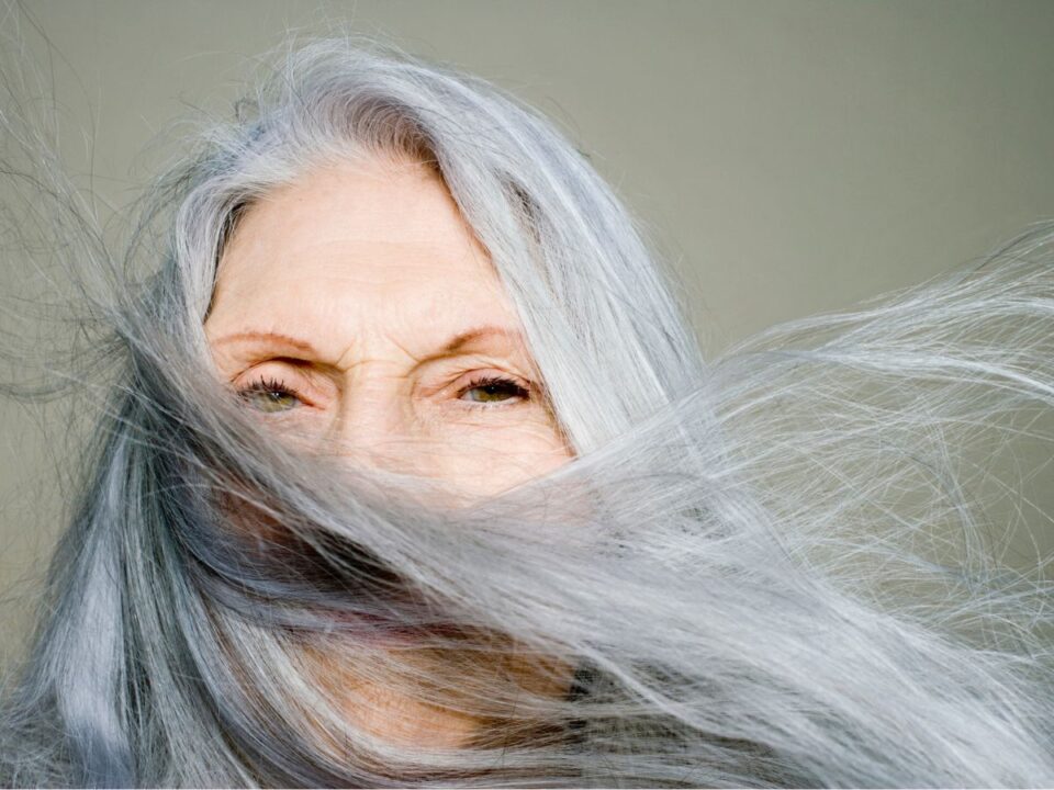 ősz hajú nő szépség ageizmus ageism hajápolás - Nők Lapja 50-felett-hajapolas-telen