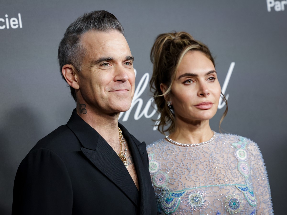 Robbie Williams és felesége, Ayda a vörös szőnyegen pózolnak