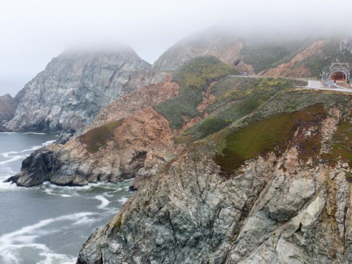 Az ördögcsúszda (Devil's Slide) nevű hely, ahol a baleset történt, Pacifica és Montara között, San Mateo megyében, Kaliforniában