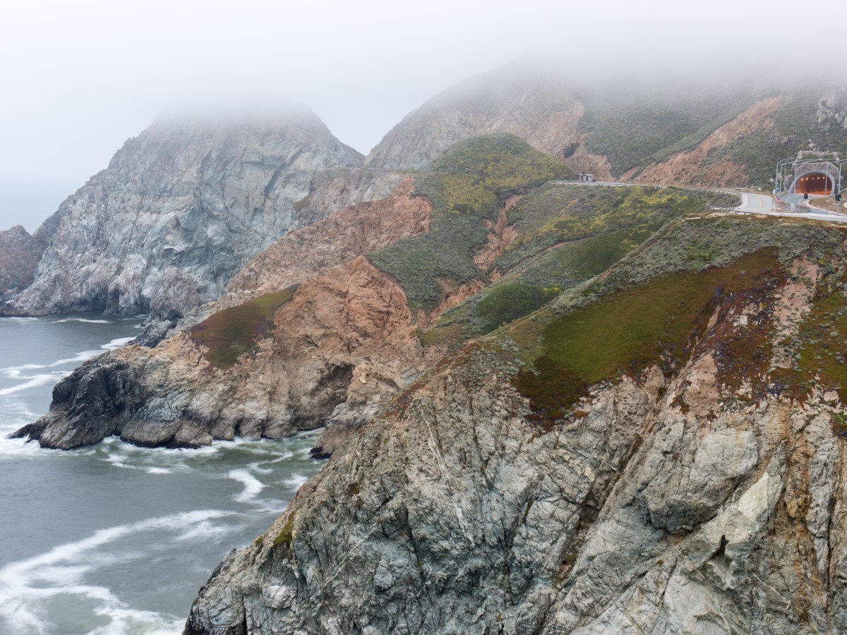 Az ördögcsúszda (Devil's Slide) nevű hely, ahol a baleset történt, Pacifica és Montara között, San Mateo megyében, Kaliforniában