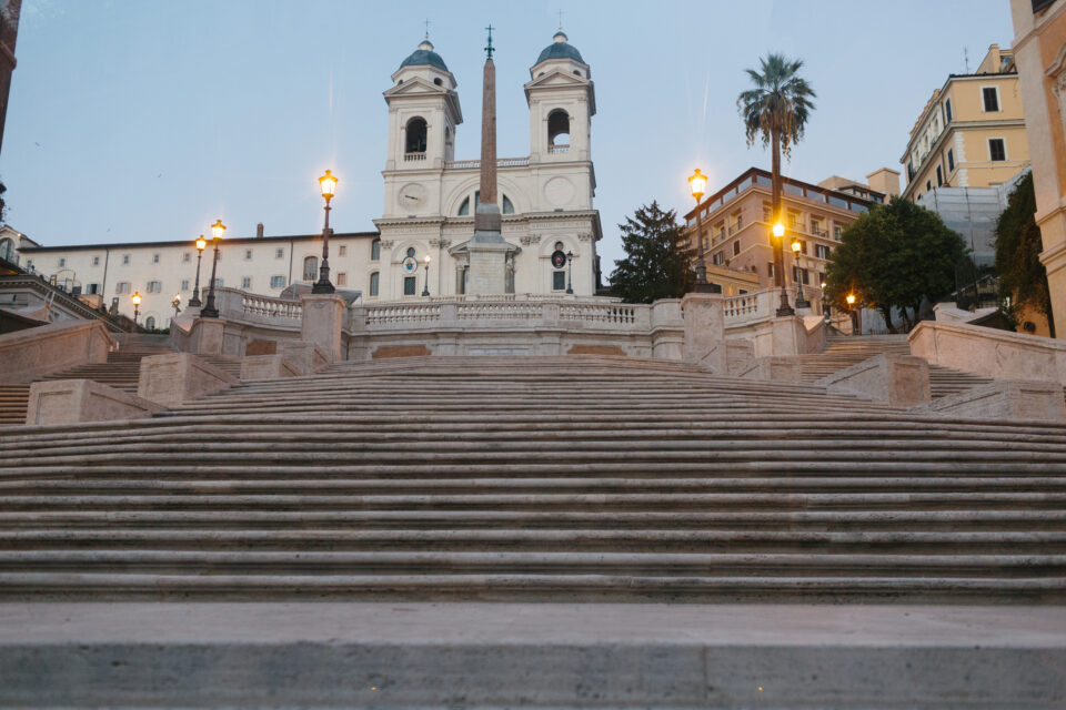 Spanyol lépcső, turisták, rongálás, vandalizmus