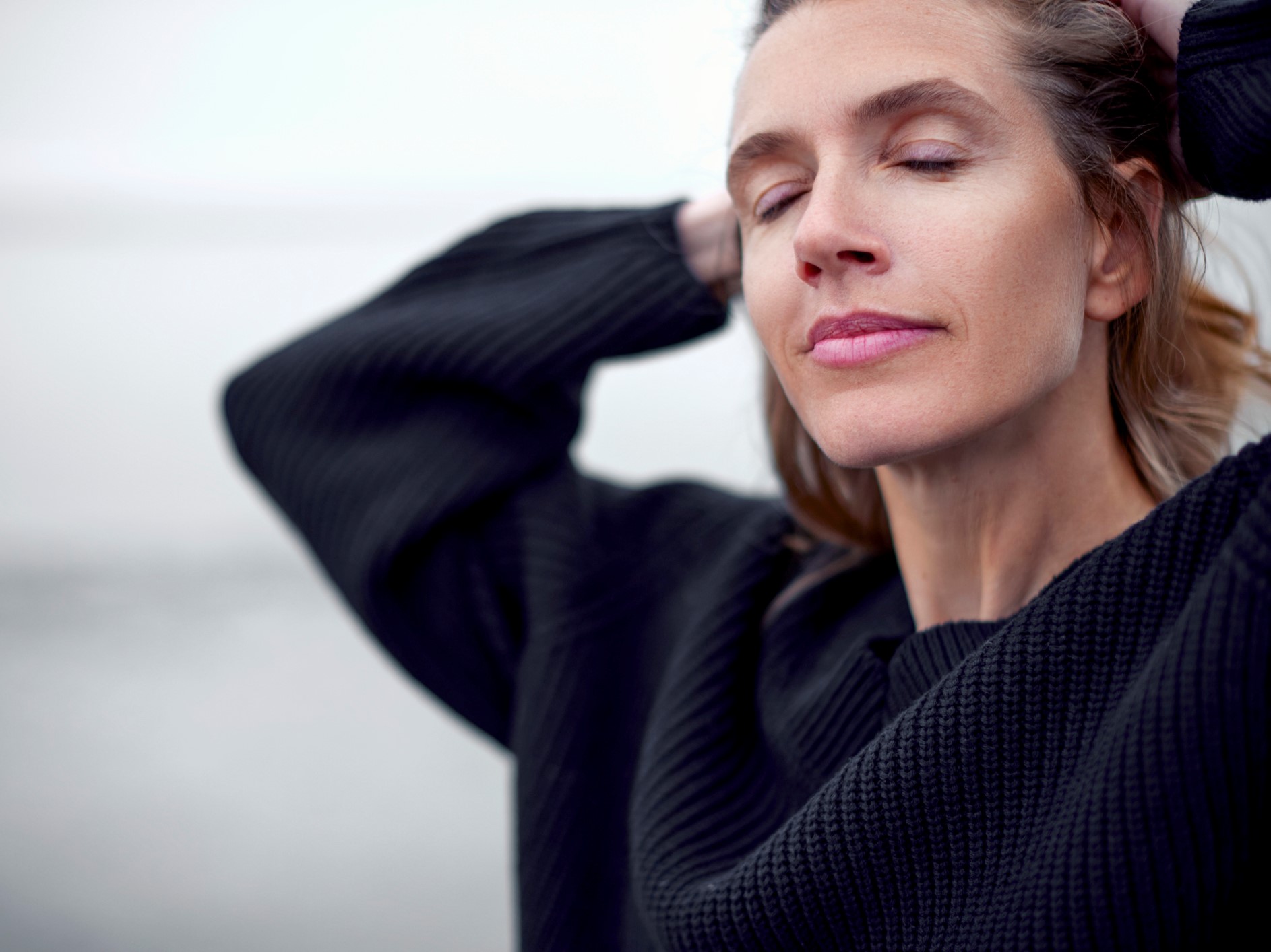 Portrait of woman with closed eyes on the beach - Nők Lapja szofrológia, relaxációs módszer