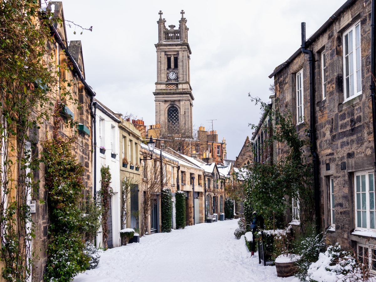 Circus Lane Edinburgh Stockbridge városrészében, téli hóval borítva.