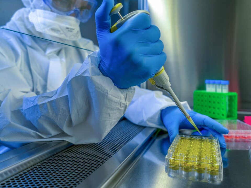 Researching vaccine to novel coronavirus 2019-nCoV Close-up shot of a scientist preparing glass slide - Nők Lapja hiv-virus-gyogyitas