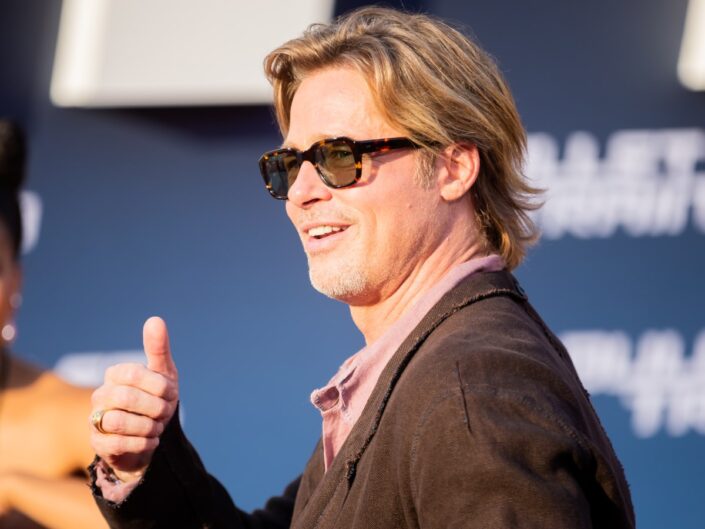 Brad Pitt felfelé mutató hüvelykujjal új filmje német premierjén 2022-ben