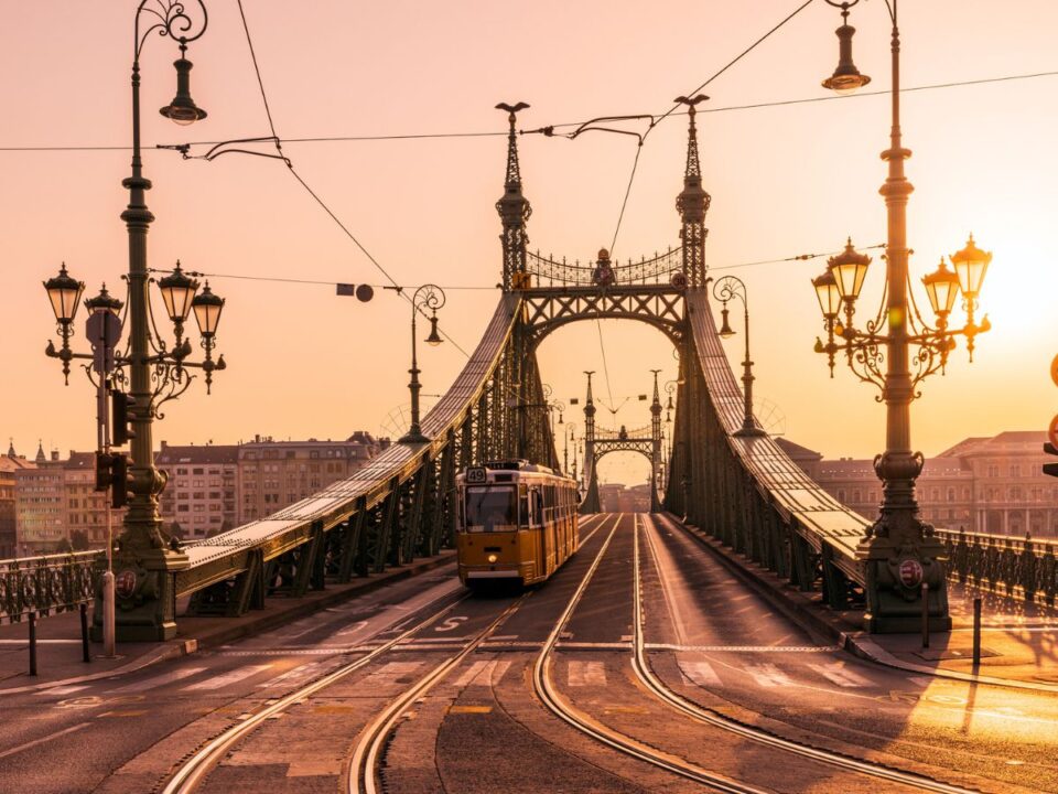 kv-z-felismered-k-p-alapj-n-budapest-nevezetess-geit