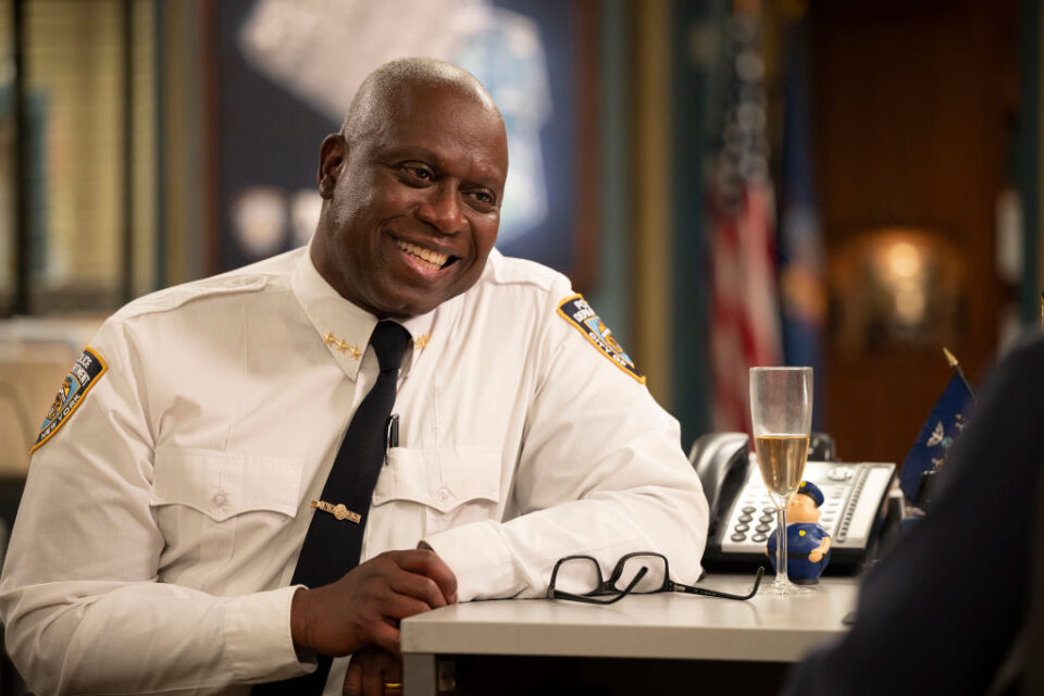 Andre Braugher mint Ray Holt a Brooklyn 99 – Nemszázas körzet egyik részében