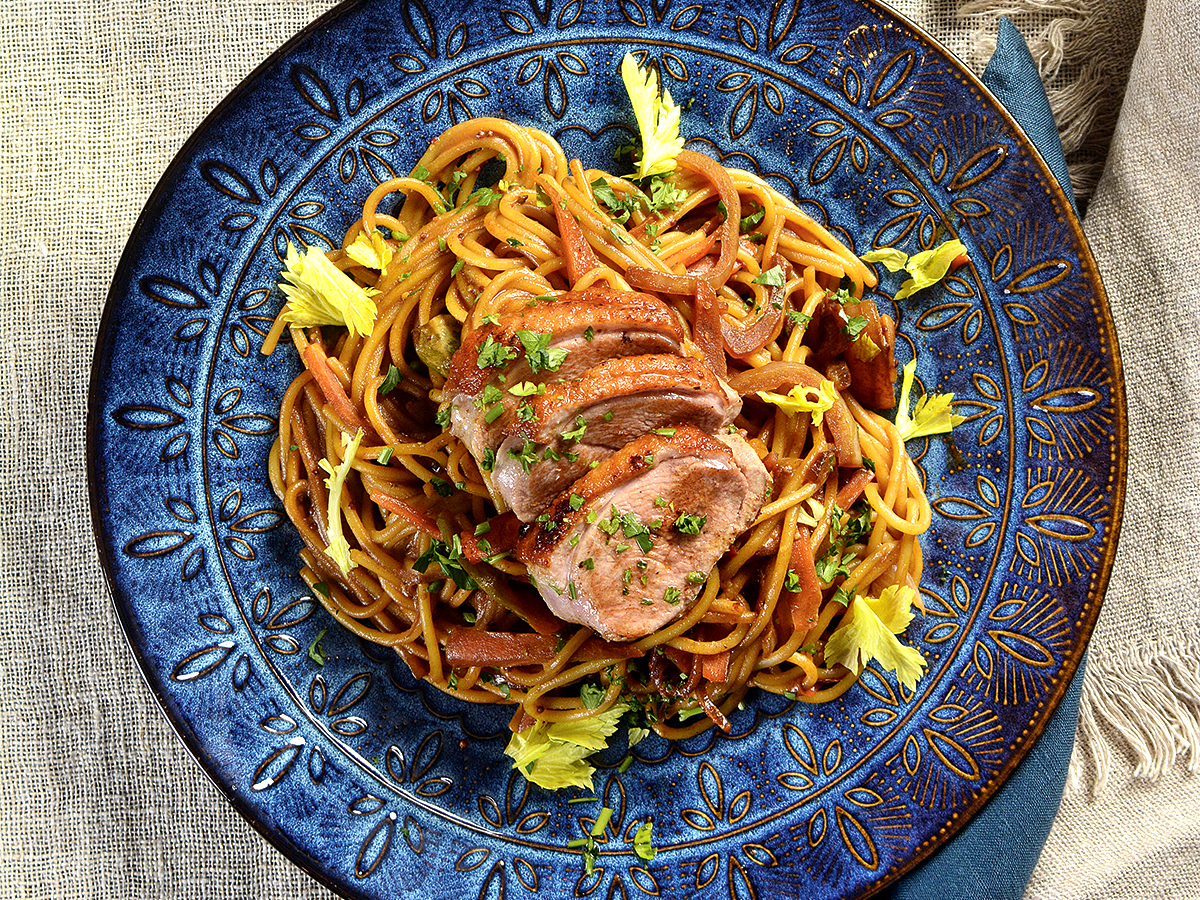 Mézes-mustáros spagetti zöldségekkel és kacsamellel