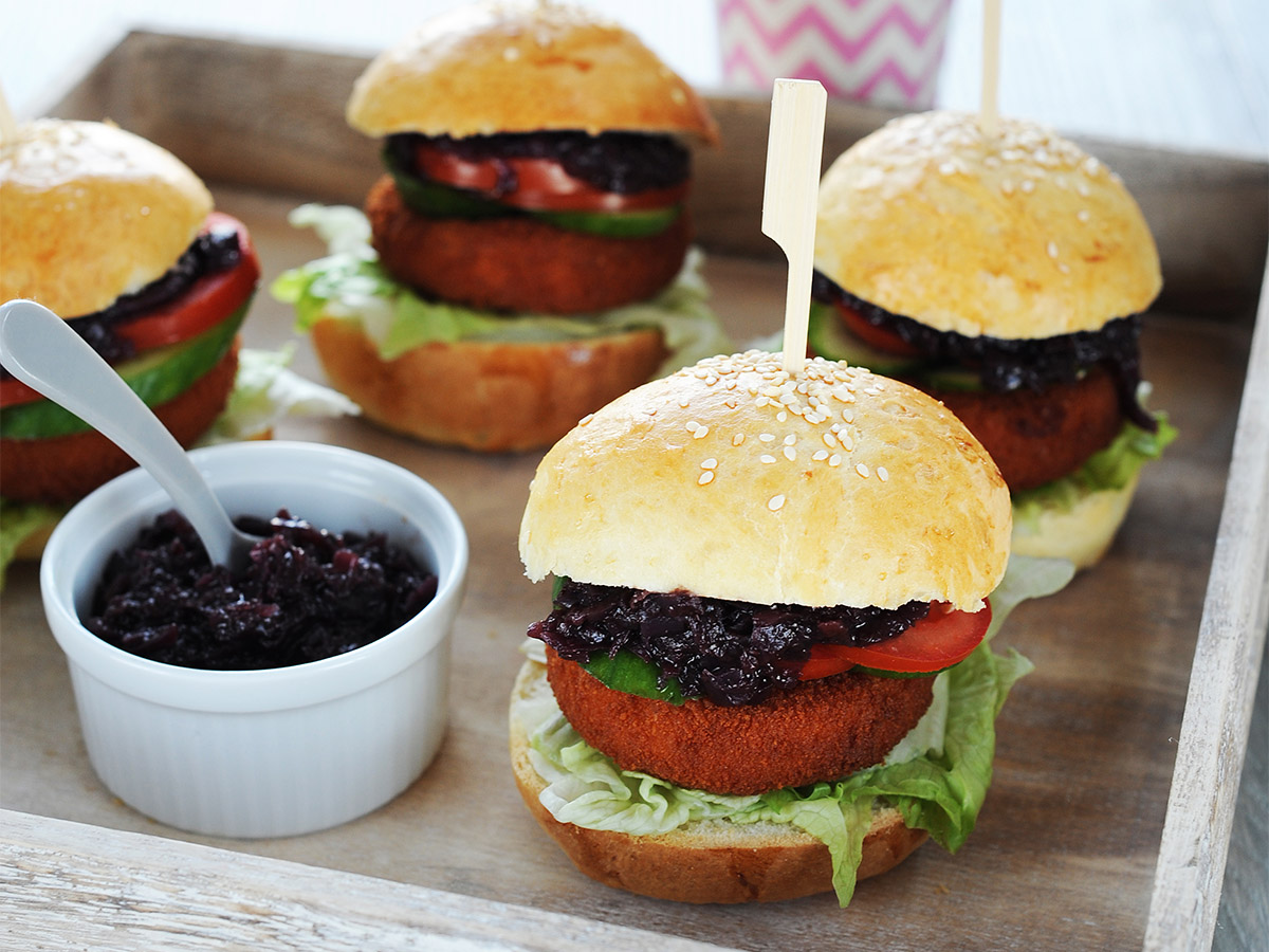 Rántott camembert-es burger áfonyás lila hagyma lekvárral