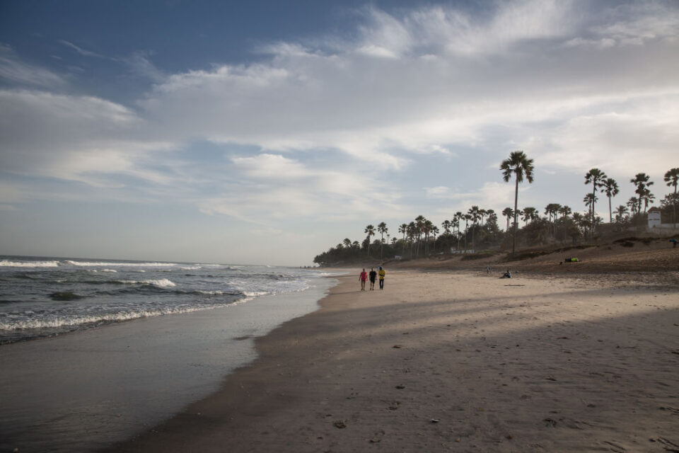 A beach in Serrekunda Gambia where many young men go to - Nők Lapja gambia szexturizmus