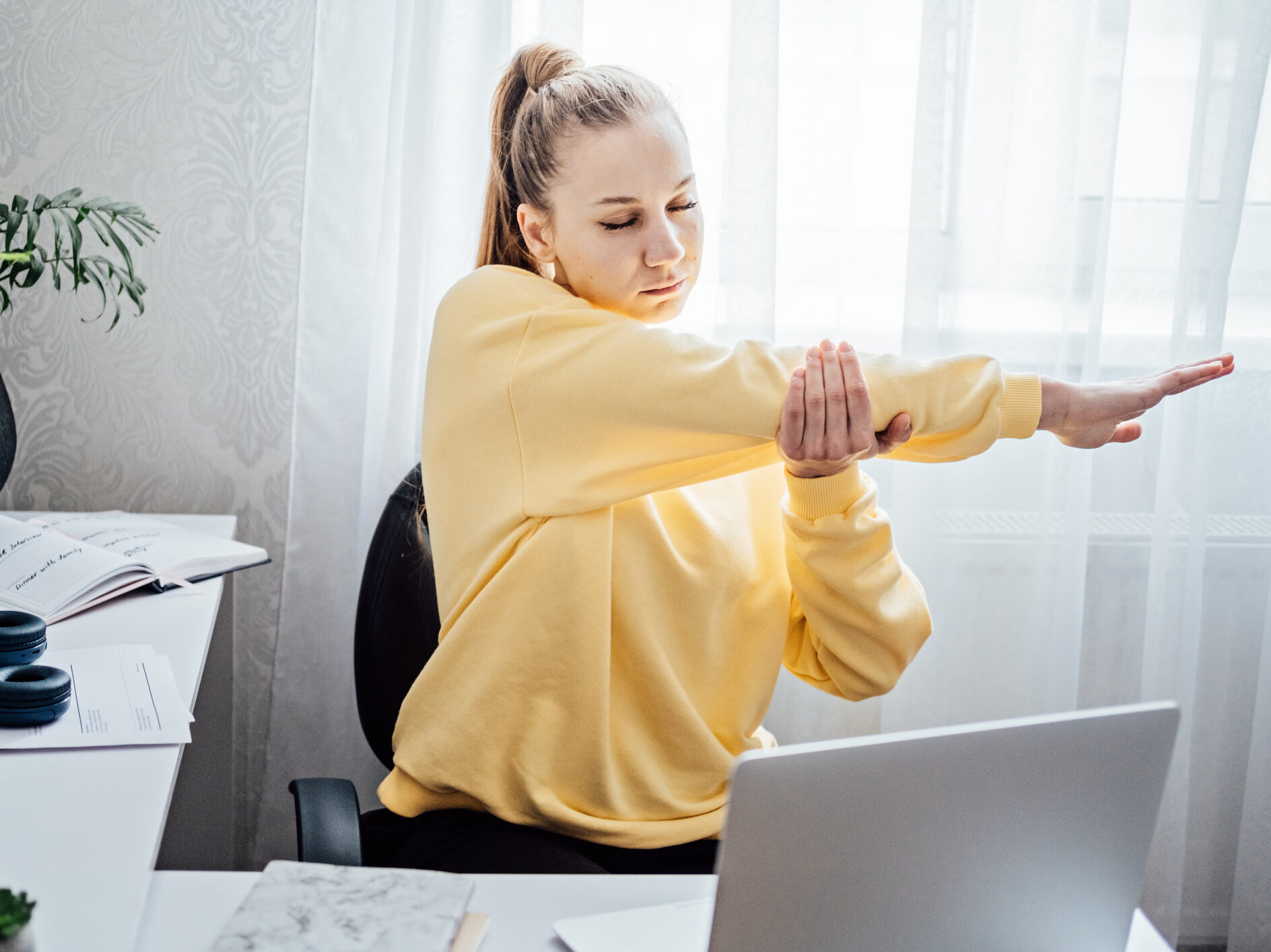 az ülőmunka nemcsak kéztőalagút-szindrómát, de teniszkönyököt is okozhat