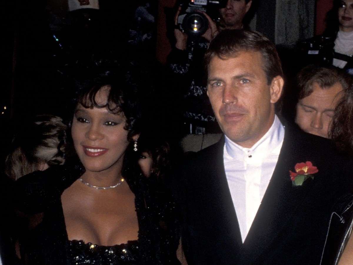 kevin-costner-whitney-houston-tobb-mint-testor