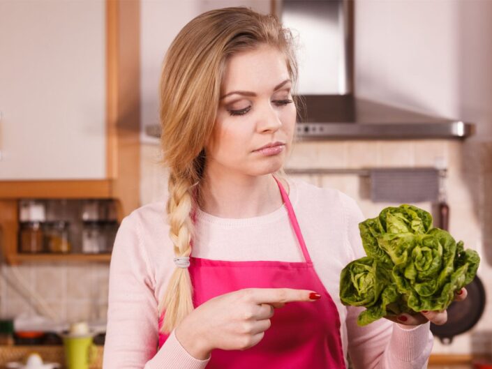 nő előkészíti salátát a konyhában