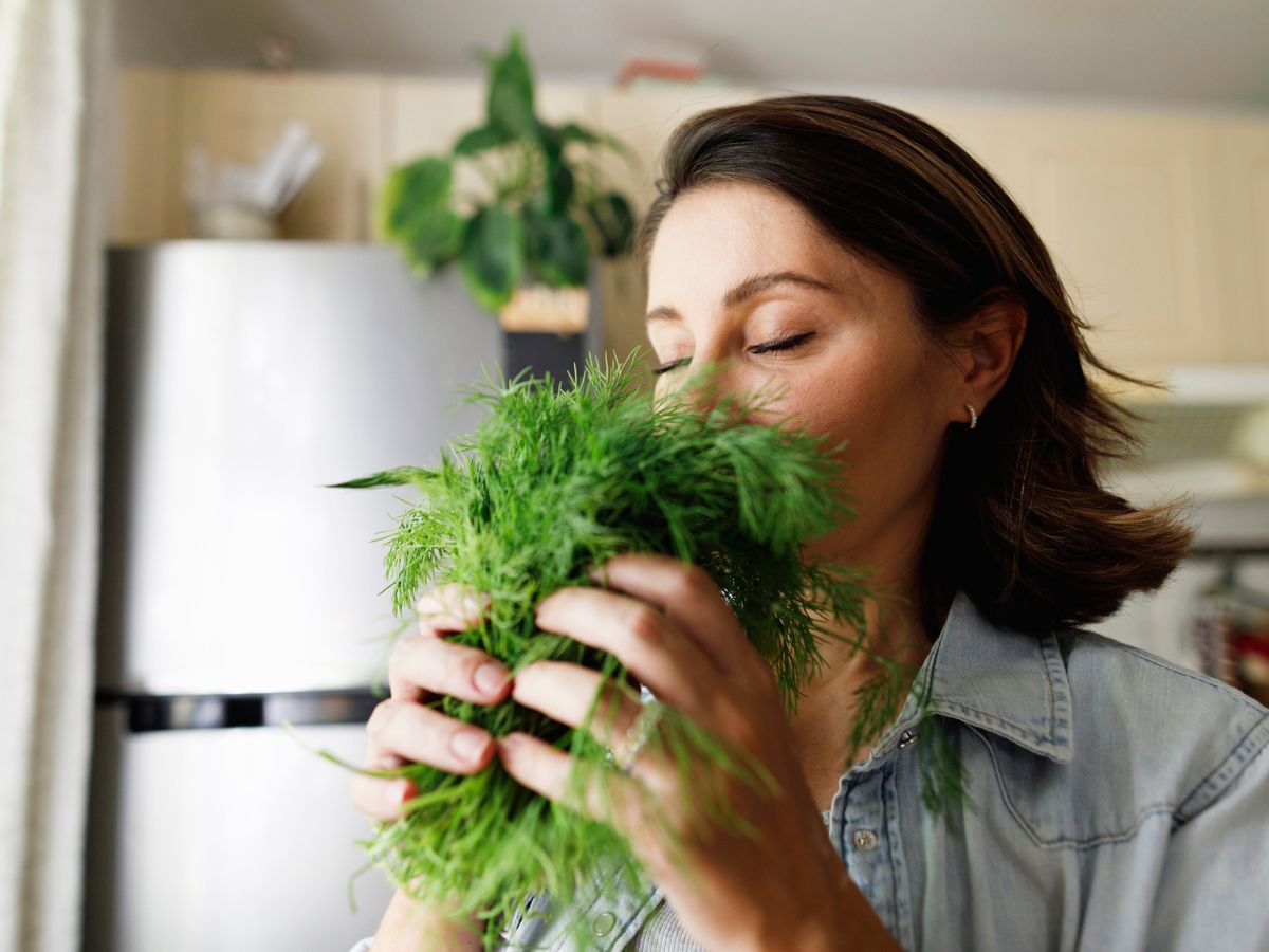 nő nagy csokor kaprot szagol