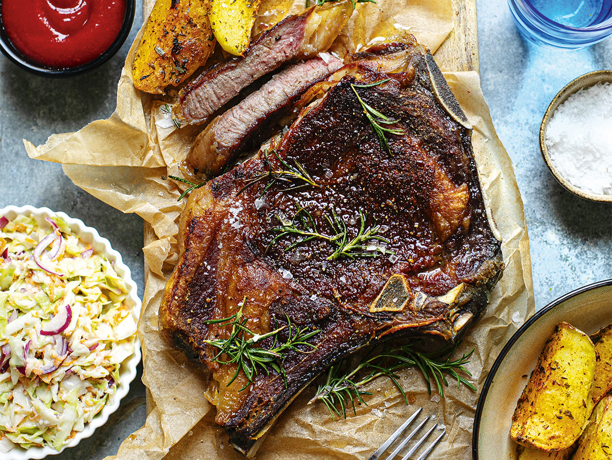 marhasteak tepsis burgonyával, káposztasalátával