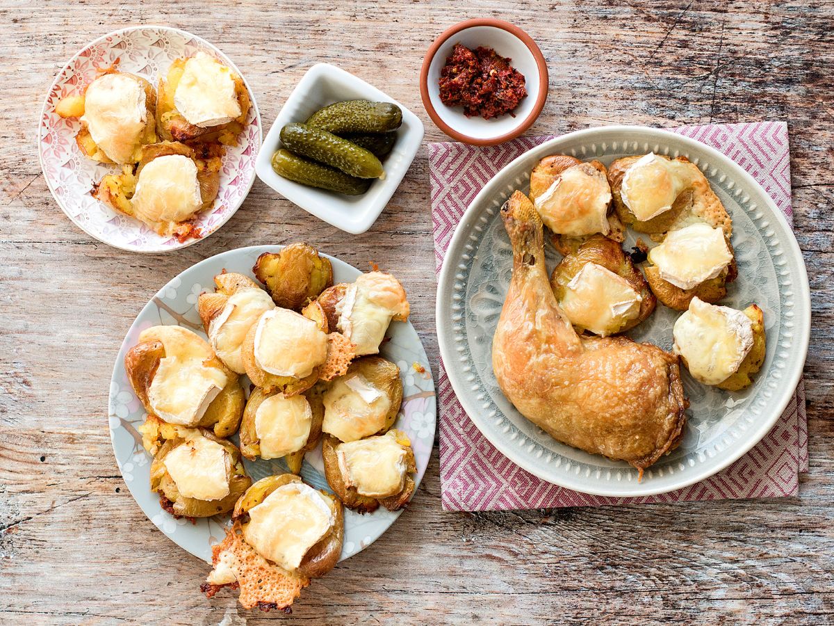 A legjobb téli vacsora: sült csirkecomb camembert-es mini burgonyával