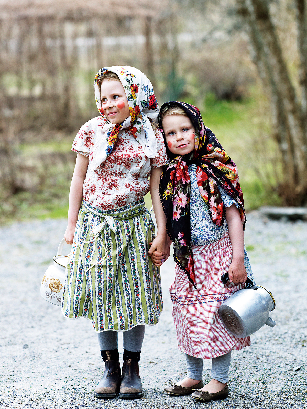 Two girls dressed up as Easter witches - Nők Lapja - Nők Lapja