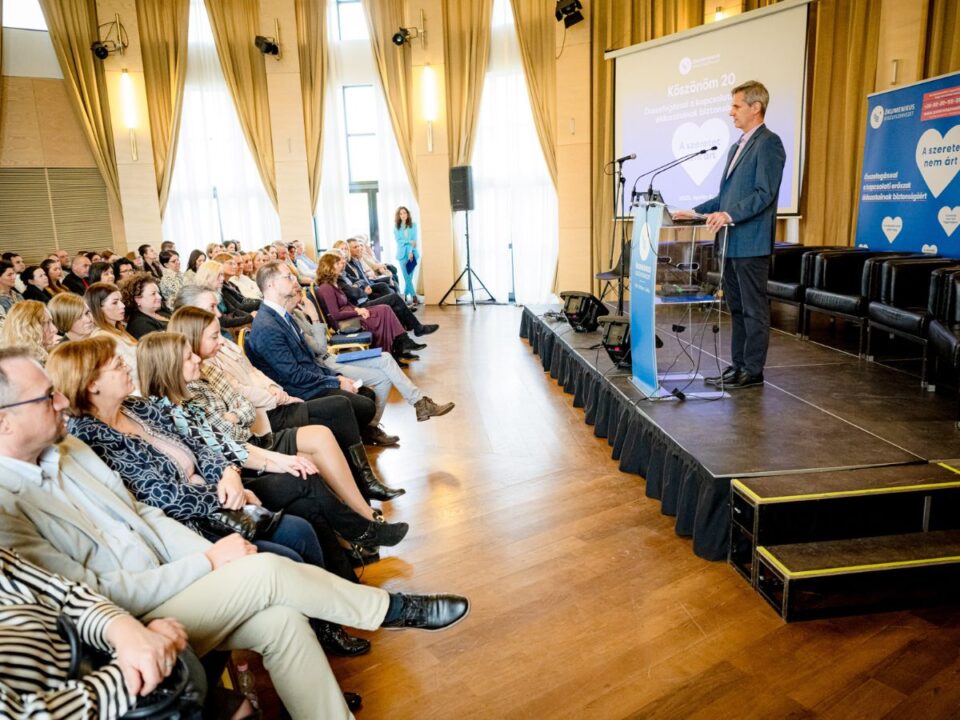 a-szeretet-nem-art - Nők Lapja párkapcsolati erőszak összefogás krízisközpont