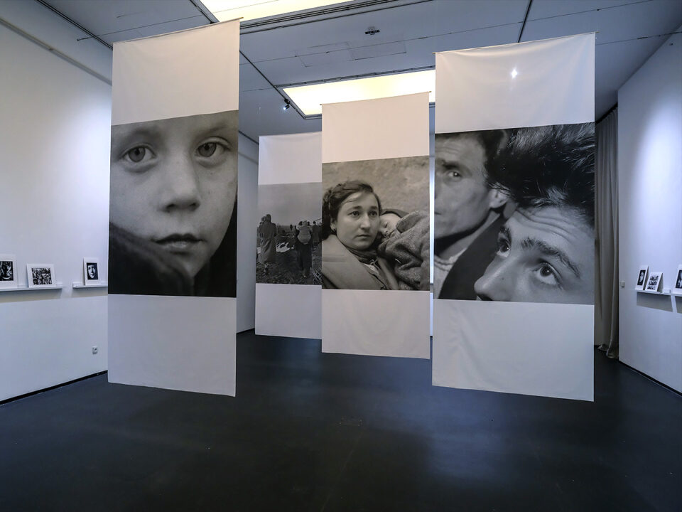 PecsiFototavasz_NokLapjaPRcikk_1956-Odusszeia_AtaKando_szemelyes_es_kollektiv_tortenetei_enterior - Nők Lapja