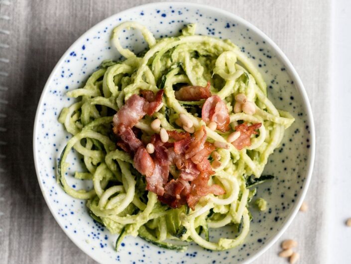 Avokádós cukkinispagetti baconnel