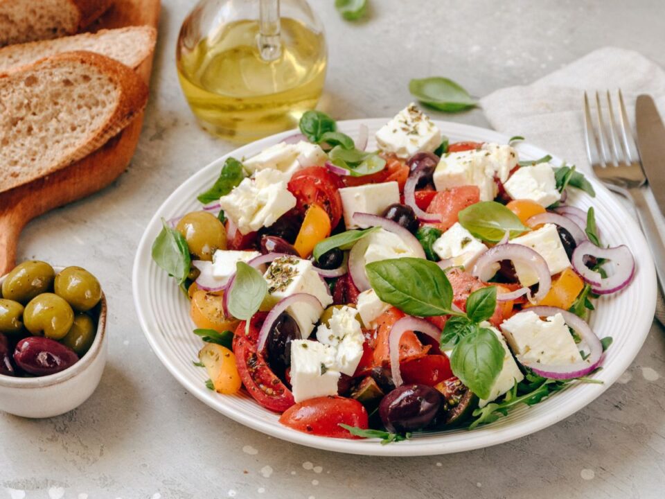 egykori Bond lány tartja ruhaméretét