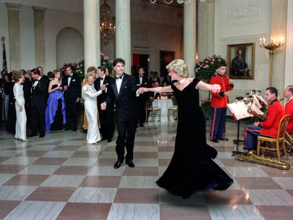 brit-kiralyi-csalad-fekete-ruha-utazas - Nők Lapja brit királyi család fekete ruha szabály II. Erzsébet Diana hercegno