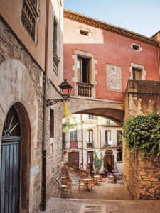 Street in the old town of Gerona - Nők Lapja